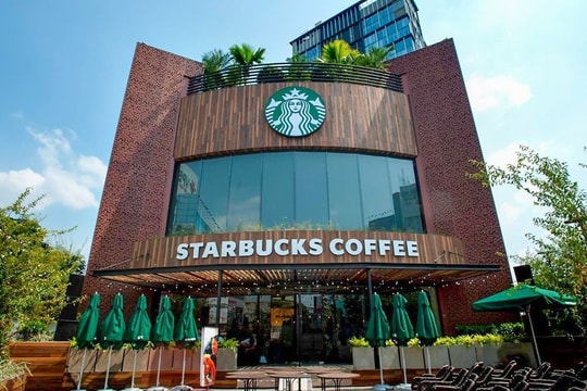 Từng bị vua cà phê Đặng Lê Nguyên Vũ chê 'bán nước có mùi cà phê pha đường', 'mở trên 100 cửa hàng tại Việt Nam là cùng', Starbucks kinh doanh thế nào tại Việt Nam?