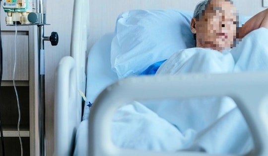 Người đàn ông loét dạ dày thừa nhận mắc một sai lầm này trong bữa sáng