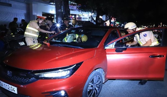 Ô tô chở 8 người vượt chốt CSGT, trên xe có ma túy