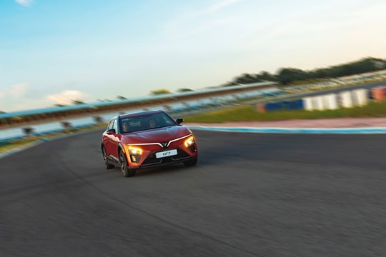 Ngoại hình 'đã mắt' của VinFast VF 7 chinh phục khách Việt