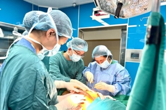 Người phụ nữ viết di chúc trước khi lên bàn mổ