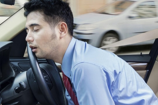 Buồn ngủ dừng xe ở làn khẩn cấp có bị phạt?