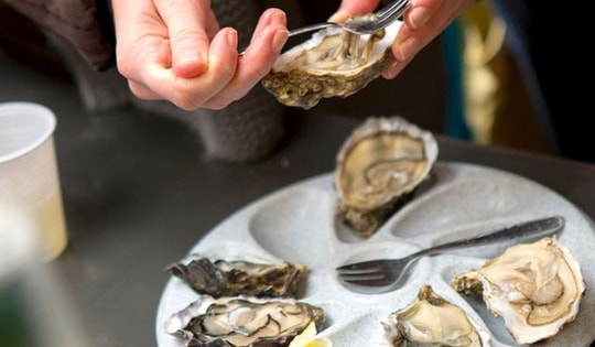 6 món 'khoái khẩu' dễ gây ngộ độc khi đi du lịch