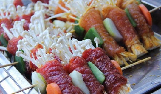 Bò cuộn nấm kim châm - món ăn cân bằng dưỡng chất với đạm từ thịt và vitamin từ nấm