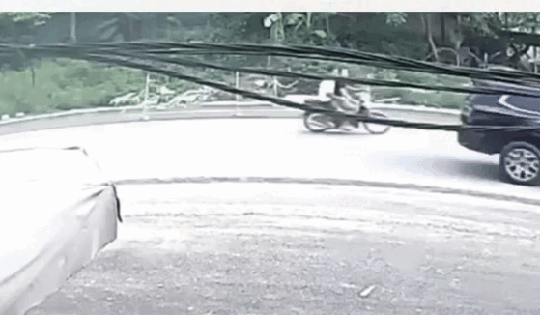 Xe máy đối đầu ô tô khiến 2 người thương vong ở Hòa Bình