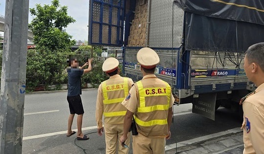 Phát hiện 9 tấn bánh kẹo, bánh trung thu, rượu nghi nhập lập đang đưa về La Phù, Hoài Đức