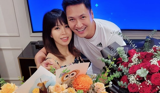 Vợ Mạnh Trường tiếp tục gây sốt khi cắm loài hoa đẹp lạ, để lộ cơ ngơi sang trọng