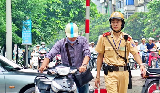 Mức phạt mới nhất với xe máy thiếu còi, đèn, gương, người tham gia giao thông nên biết
