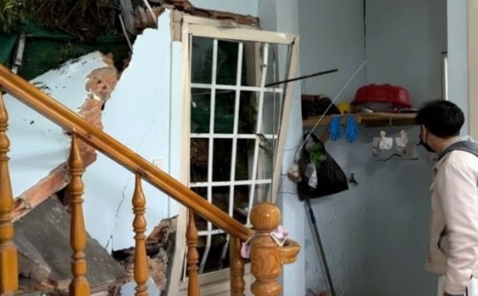 Sạt lở gây sập tường nhà dân ở Đà Lạt, nhiều người phải sơ tán