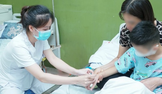 Thêm 2 trường hợp bệnh nhi được thay van động mạch phổi qua da, không phải cưa xương ức