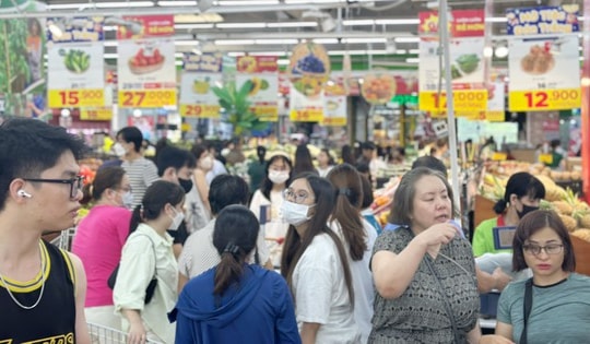 Người dân ùn ùn kéo nhau đi mua sắm lương thực dự trữ trước giờ bão Yagi đổ bộ