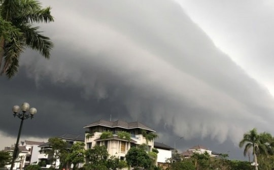 Bầu trời TP Vinh xuất hiện đám mây kỳ lạ như 'sóng thần' trước khi bão số 3 đổ bộ