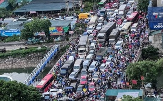 Giao thông Hà Nội hỗn loạn, người dân tháo chạy về nhà tránh bão