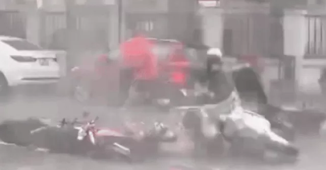 Khoảnh khắc giông lốc hoành hành trên phố Hà Nội