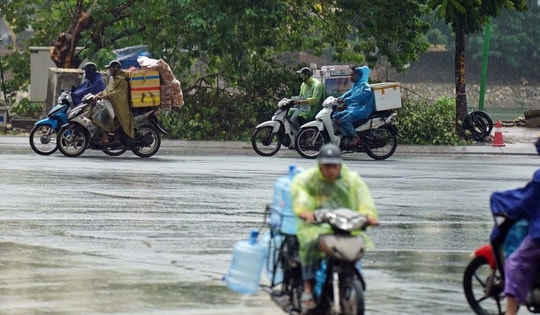 Bão số 3 sắp vào Hà Nội, tiểu thương vội vã thu dọn gánh hàng, trở về nhà an toàn tránh bão