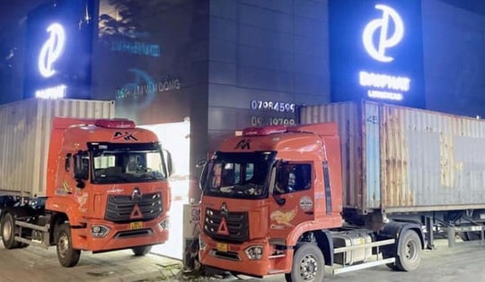 Người dân Hà Nội dùng container chặn cửa chống bão Yagi