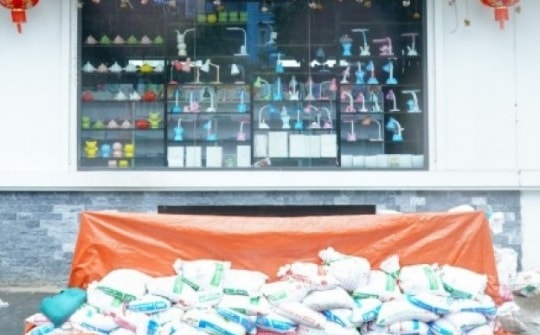 Người Hà Nội 'đắp đê' trước cửa nhà để chống ngập khi bão đổ bộ