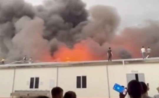 CLIP: Cháy lớn tại một công ty giày ở Thanh Hóa, gần 1.000 xe máy bị thiêu rụi