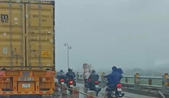 Xúc động lời cảm tạ tài xế xe tải sau siêu bão số 3 Yagi đổ bộ