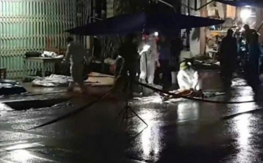 Tông vào xe ôtô rẽ ngang đường, 2 người đi xe máy tử vong tại chỗ