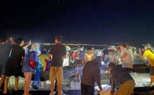 Người dân Móng Cái - Quảng Ninh đổ xô ra biển nhặt cá sau bão