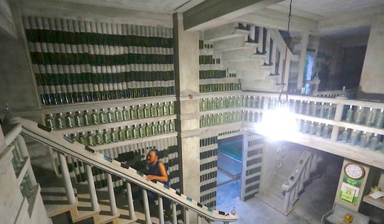 Độc lạ ngôi nhà xây bằng hàng chục nghìn vỏ chai của ‘dị nhân’ Hội An