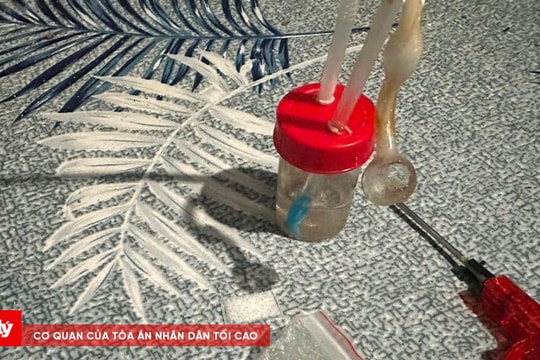 "Ngáo đá" cầm 2 tay 2 dao dọa tự sát