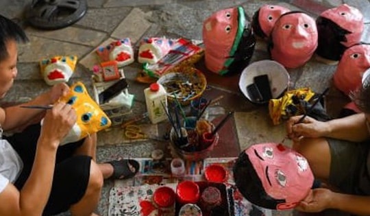 Tất bật sản xuất hàng nghìn mặt nạ giấy bồi cho Tết Trung thu