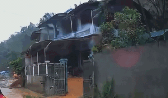 Khoảnh khắc vụ sạt lở khiến ngôi nhà 2 tầng đổ sập ở Bắc Kạn