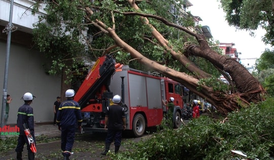 Hà Nội: Đường phố vẫn ngổn ngang, giao thông ùn tắc nghiêm trọng sau bão số 3