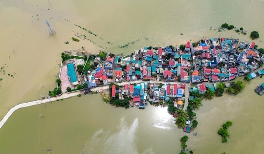 Ngoại thành Hà Nội ngập sâu, người dân phải bơi thuyền trên tỉnh lộ