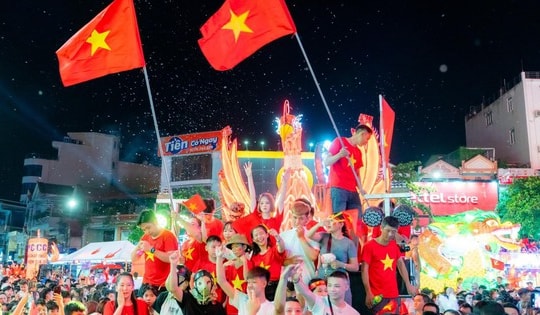 Màn 'khởi động' Trung thu với hơn 70 mô hình đèn khổng lồ của người dân Tuyên Quang