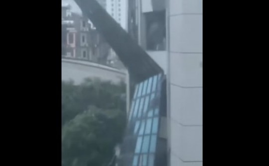 Vì sao kính cao ốc đổ sập, vỡ vụn trong cuồng phong bão Yagi?