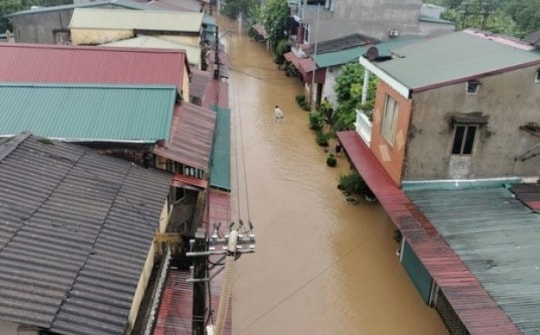 Thành phố Yên Bái chìm trong biển nước, nhiều tuyến phố ngập sâu đến 4 mét