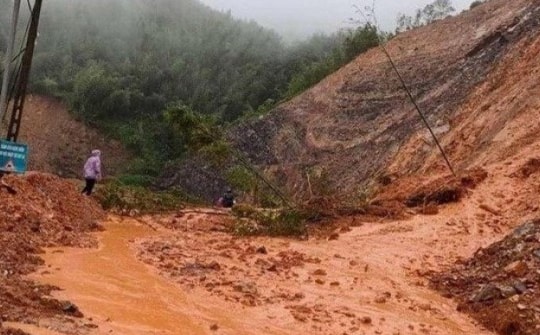 Cao Bằng: Lực lượng cứu hộ đang nỗ lực tiếp cận hiện trường xe khách bị vùi lấp do sạt lở