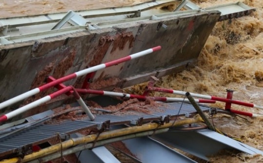 Hiện trường sập cầu khiến 13 người mất tích