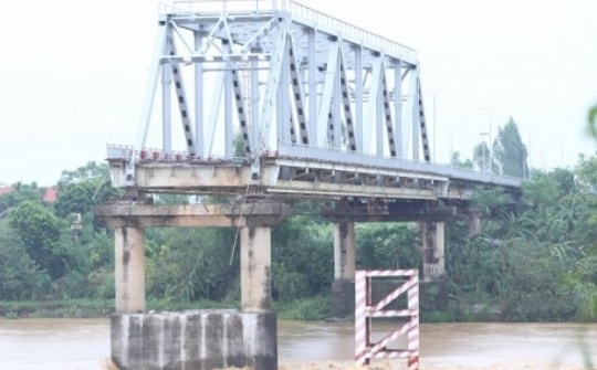 Tạm dừng công tác cứu hộ vụ sập cầu Phong Châu do nước chảy xiết