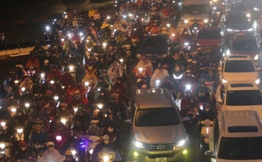 Mưa trắng trời sau bão số 3, đường phố Hà Nội ngập nặng, ùn tắc nghiêm trọng nhiều giờ