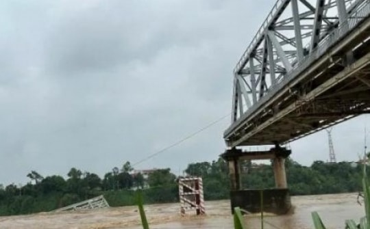 Cục Cảnh sát giao thông hướng dẫn phương tiện chuyển tuyến sau khi cầu Phong Châu sập