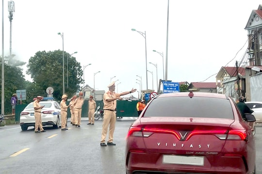 Cấm toàn bộ xe cơ giới qua các cầu TỨ MỸ, TRUNG HÀ, PHONG CHÂU và phân luồng giao thông