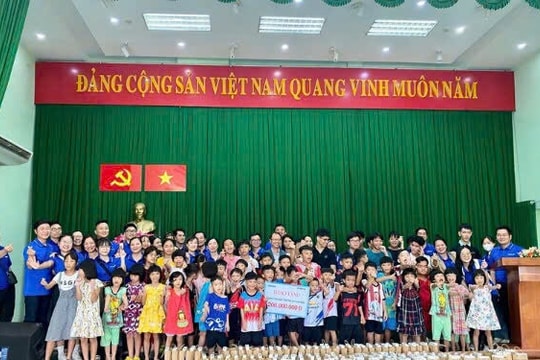 Eximbank thăm và tặng quà 3 trung tâm tiếp nhận trẻ em từ Mái ấm Hoa Hồng