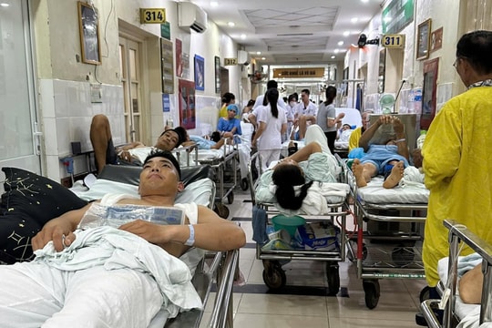 Bệnh viện Việt Đức quá tải bệnh nhân sau mưa bão