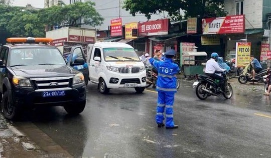 Hà Nội dùng xe công vụ chở người dân qua đường bị ngập