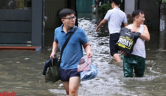 Hà Nội: Nước sông Nhuệ tràn bờ, nhiều tuyến phố ngập sâu, người dân chật vật di chuyển