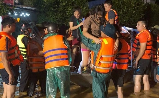 Xuyên đêm cứu hộ người dân ở vùng lũ lụt Thái Nguyên