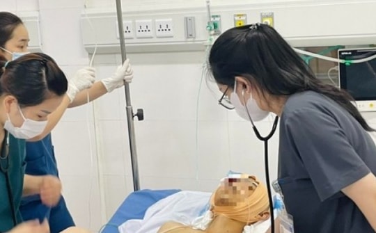 Vụ xe khách 16 chỗ bị vùi lấp ở Cao Bằng: Cứu nạn nhân sống sót đầu tiên