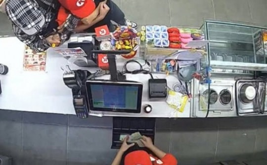 Tạm giam thanh niên dí dao vào cổ cô gái ở cửa hàng tiện ích để cướp tiền