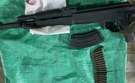 Bố chồng dí súng AK dọa bắn con dâu