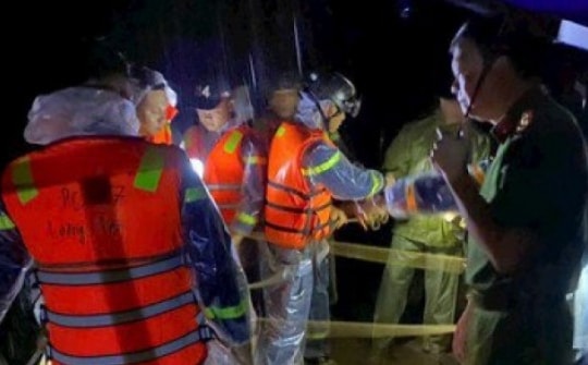 Một quân nhân bị lũ cuốn trôi khi lái xe qua ngầm nước ở Hoà Bình