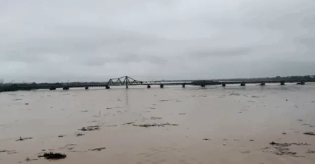 Cận cảnh người dân 'chạy lũ' khi nước sông Hồng mấp mé mặt cầu Long Biên